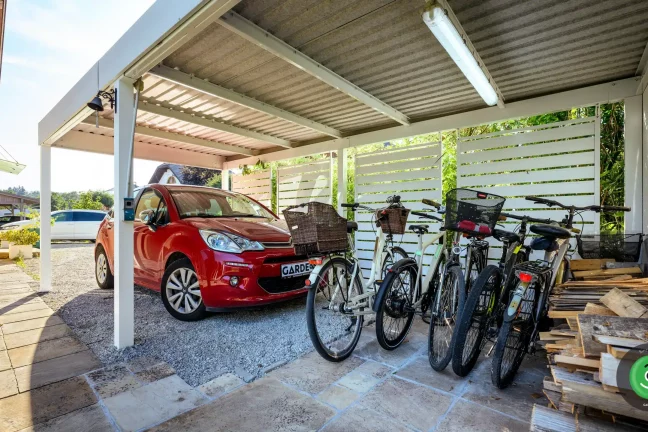 Vnitřek přístřešku s jedním červeným autem