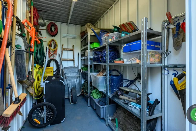 Vnitřek zahradního domku GARDEON s policemi