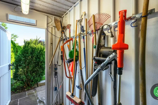 Závěsné systémy využité v zahradním domku