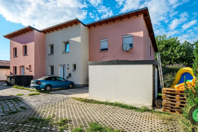 Zadní stěna natřená bílou švýcarskou omítkou