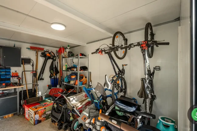 Závěsné systémy pro jízdní kola namontované na stěně zahradního domku