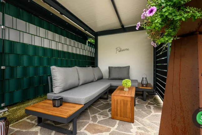 Vnitřek přístřešku vedle zahradního domku