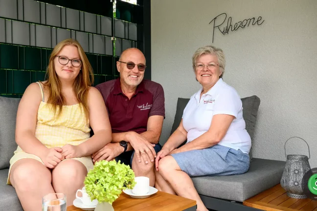 Detail posezení uvnitř přístřešku spolu se spokojenými zákazníky