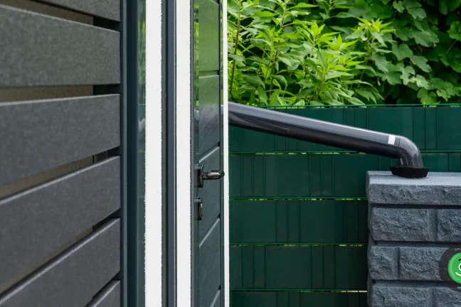 Detail na černou kovovou výplň přístřešku GARDEON