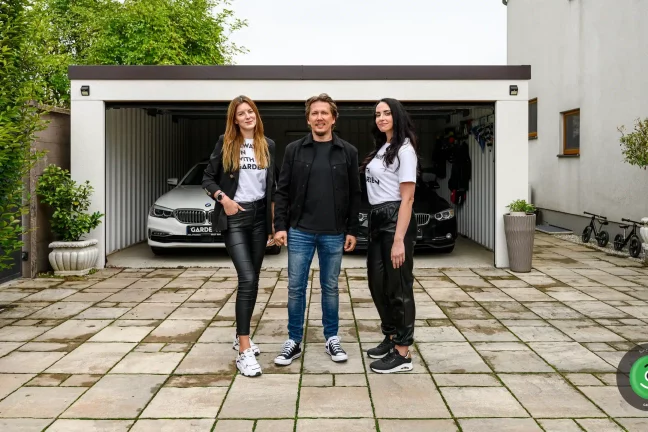 Peter Cmorík před garáží s týmem s GARDEONu