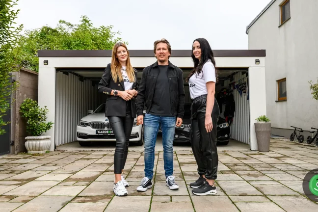 Peter Cmorík před svou garáží s týmem s GARDEONu