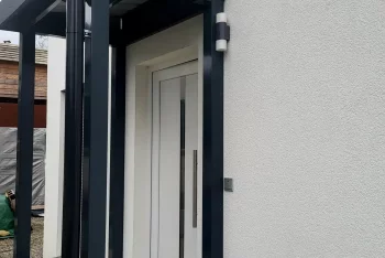 Vchod do domu s přístřeškem GARDEON