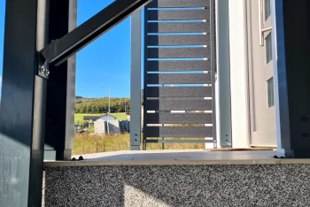 Malý přístřešek před vchod do domu