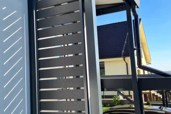 Přestřešení vchodu do domu s bočními lištami