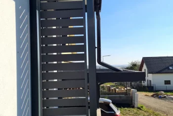 Schodiště do domu a přístřešek nad vchodem