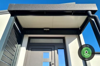 Izolovaná střecha Gardeon Thermopanel na přístřešku před vchodem do domu