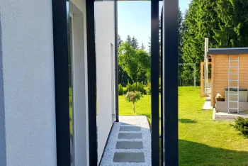 Malý přístřešek před vchodem do domu