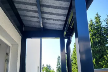 Neizolovaná střecha Dripstop na přístřešku před vchodem do domu