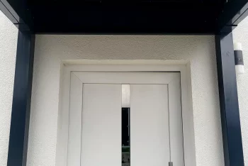 Vchodové dveře do domu a přístřešek s izolovanou střechou