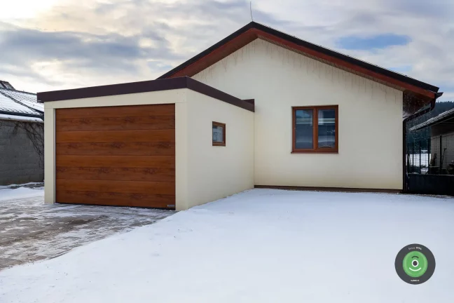 Garáž GARDEON v zimě opřena o rodinný dům