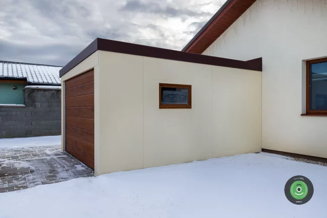 Okno z boku garáže GARDEON v hnědém odstínu