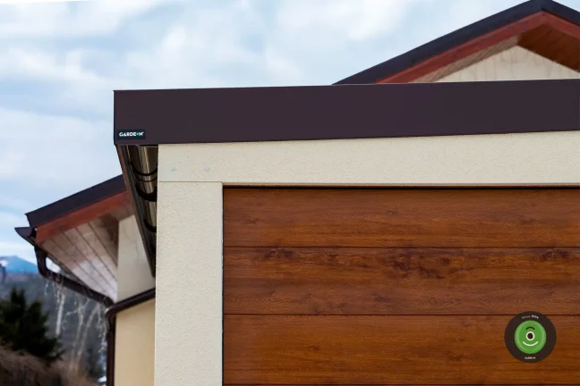 Tmavě hnědá atika na garáži GARDEON