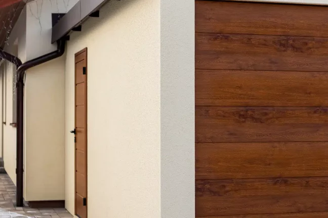 Boční dveře a garážová vrata na garáži GARDEON