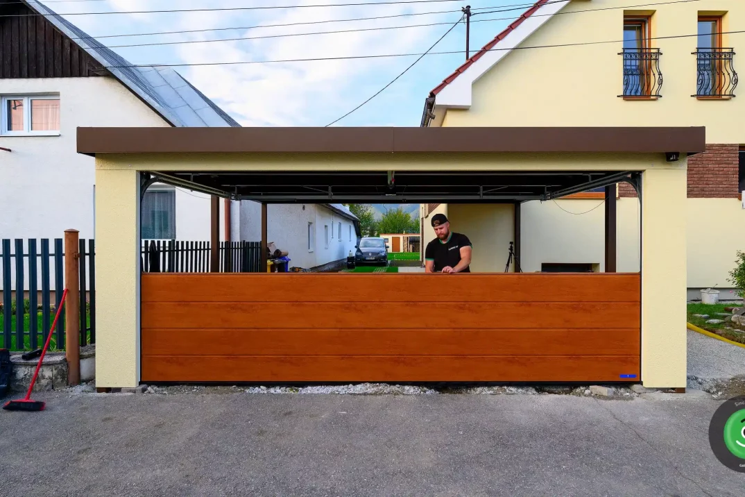 Osazení široké brány do přístřešku pro dvě auta