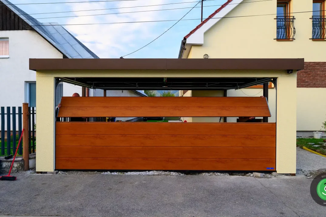 Hnědá sekční vrata osazená do přístřešku pro dvě auta