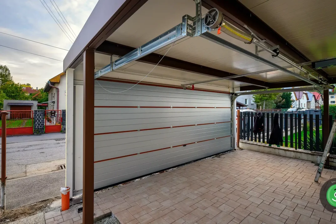 Vnitřní pohled přístřešku s garážovými vraty