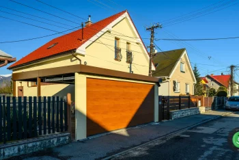 Přístřešek pro dvě auta s garážovými vraty