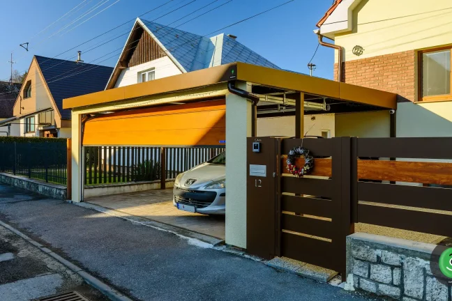 Otevřená garážová vrata na přístřešku GARDEON