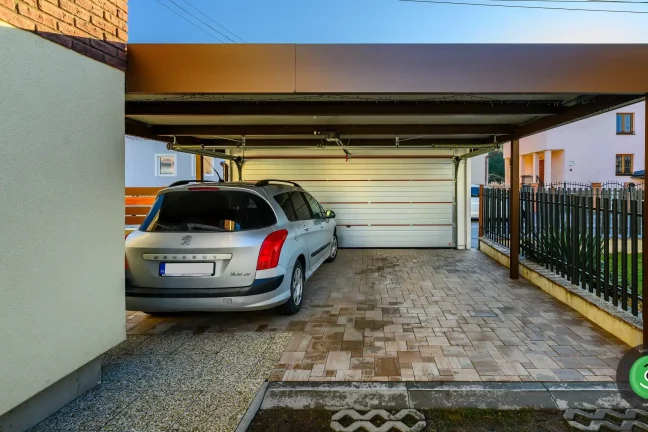 Přístřešek GARDEON s garážovými vraty - pohled ze dvora