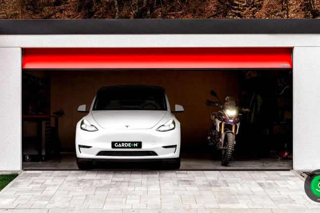 Tesla a motorka v garáži GARDEON s červenými vraty