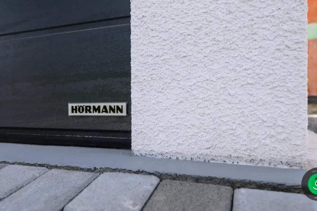 Detail na značku sekčních vrat na garáži