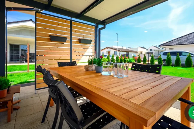 Pergola opřena o rodinný dům