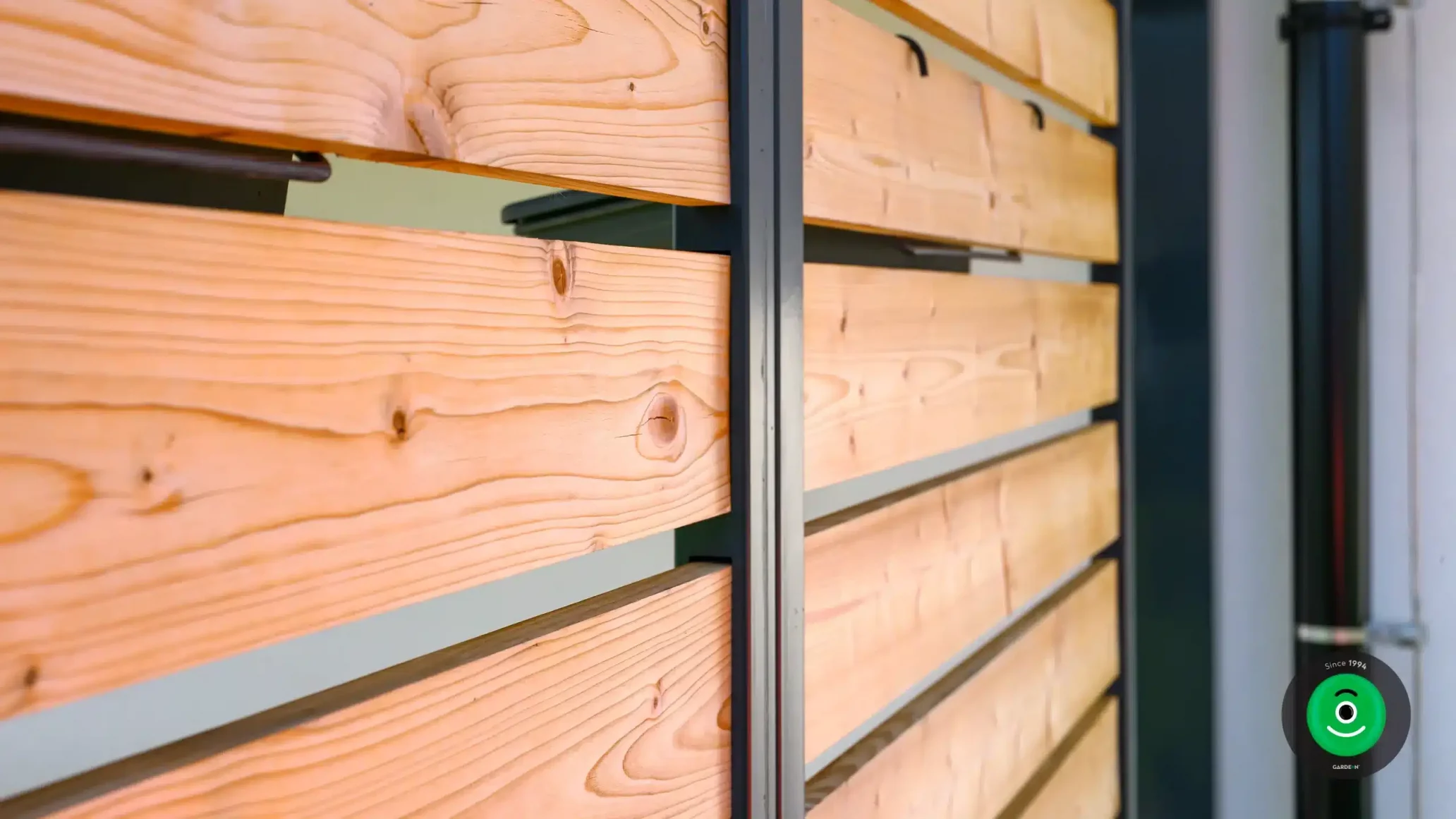 Detail na dřevěnou výplň GARDEON pergoly