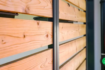 Detail na dřevěnou výplň GARDEON pergoly