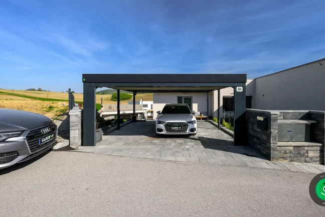 Přístřešek pro dvě auta se širokými sekčními vraty