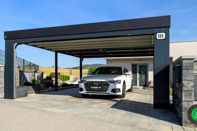 Sekcionální garážová vrata na GARDEON přístřešku