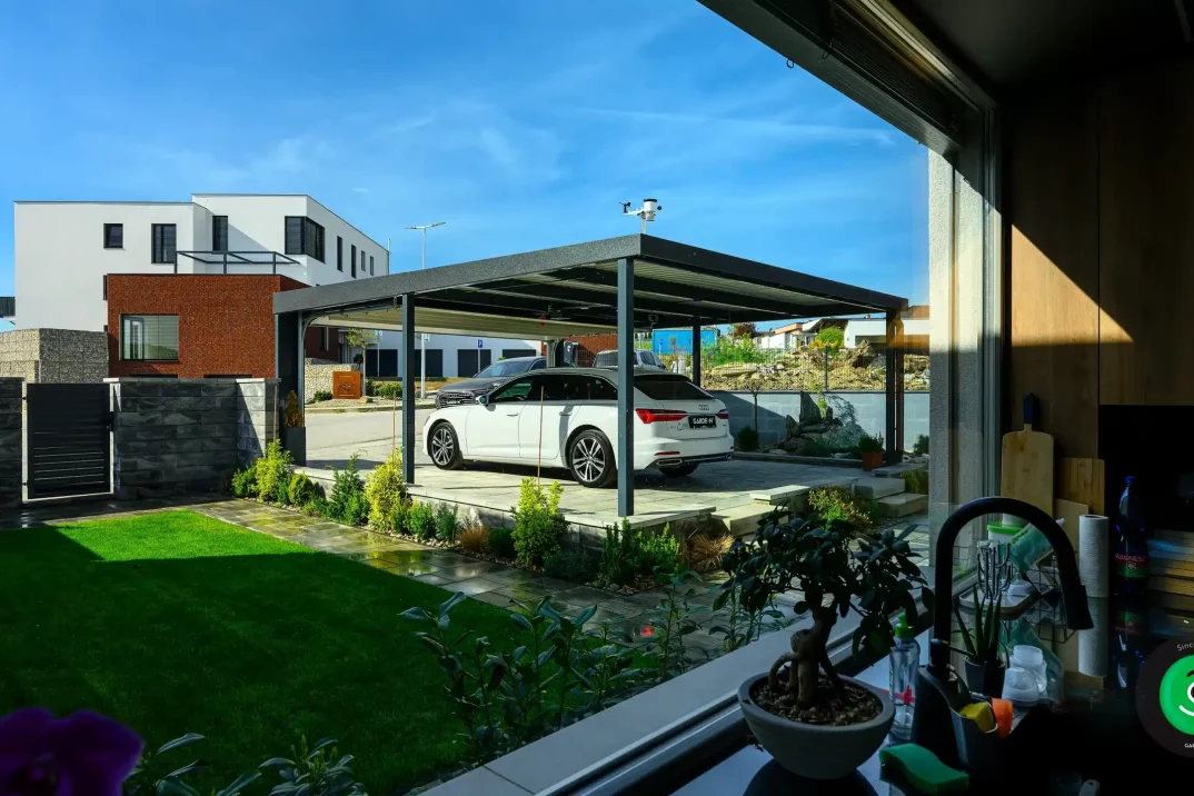 Auto zaparkované pod GARDEON přístřeškem
