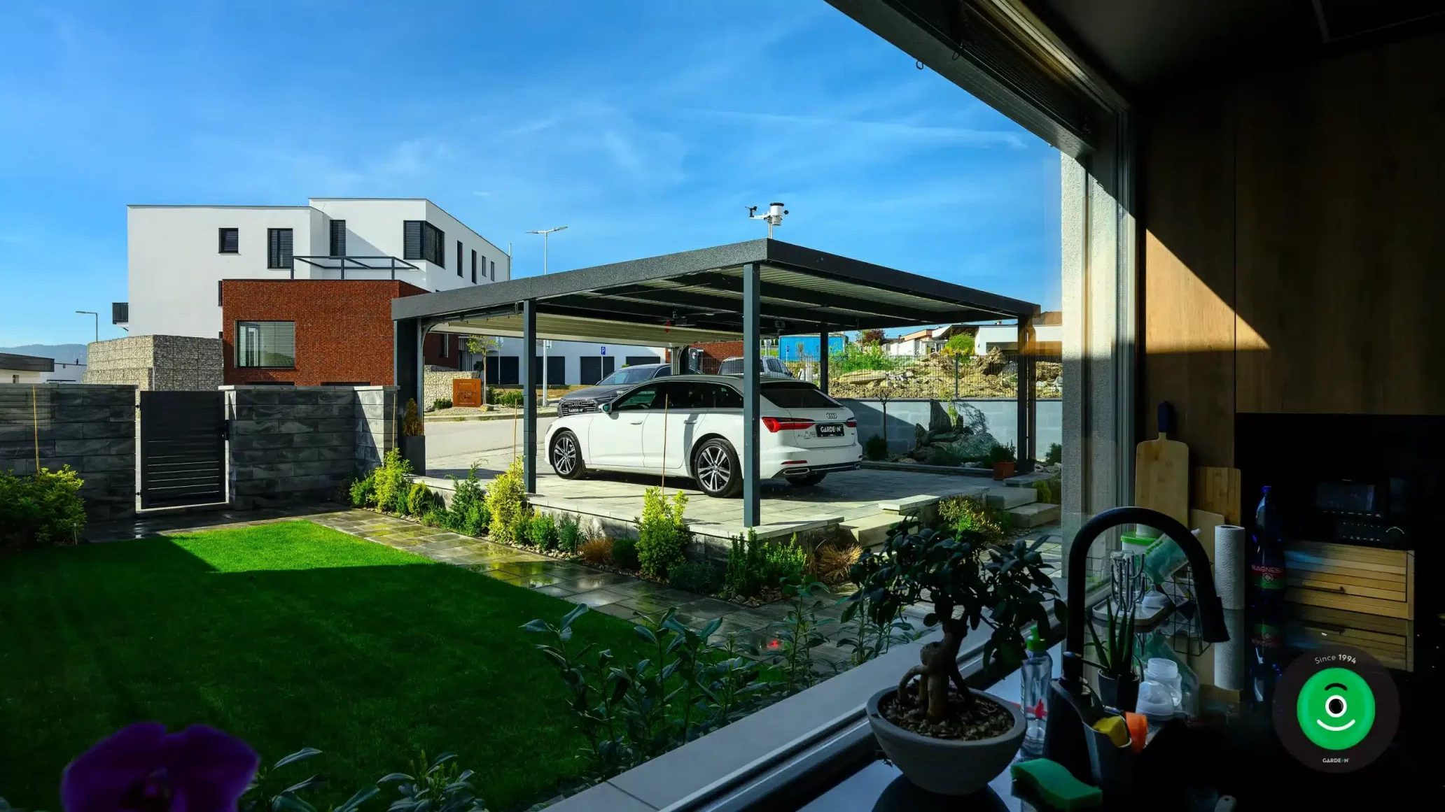 Auto zaparkované pod GARDEON přístřeškem