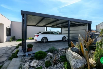 Přístřešek GARDEON u rodinného domu se sekčními vraty