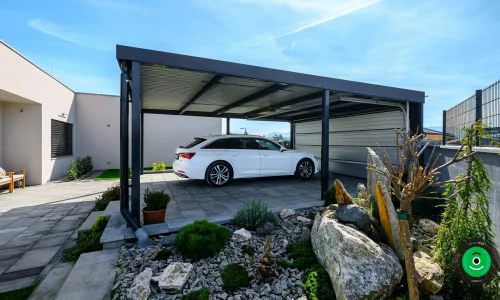 Přístřešek GARDEON u rodinného domu se sekčními vraty