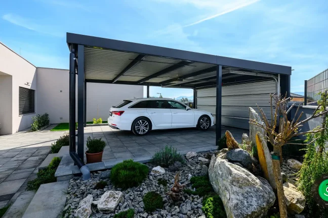 Přístřešek GARDEON u rodinného domu se sekčními vraty