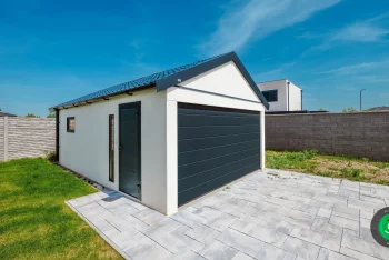 Garáž Gardeon se širokými sekčními vraty a bočními dveřmi