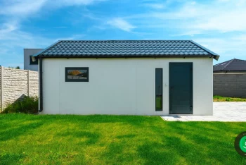 Boční dveře na velké garáži pro dvě auta