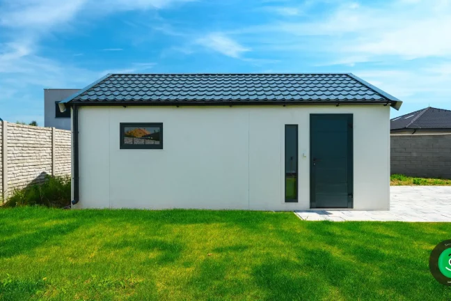 Boční dveře na velké garáži pro dvě auta