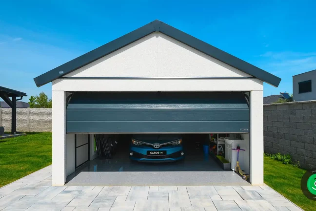 Otevřená dvojgaráž.