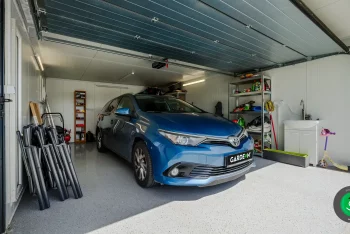 Auto zaparkované v garáži gardeon