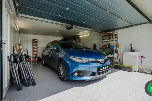 Auto zaparkované v garáži gardeon