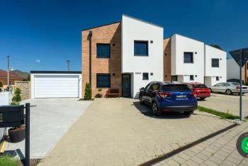 Garáž gardeon vedle domu