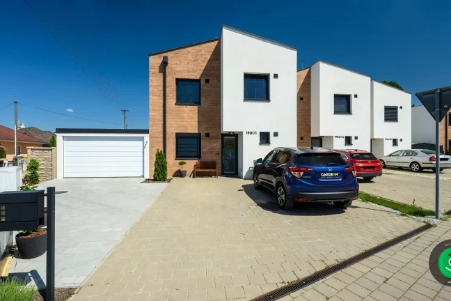 Garáž gardeon vedle domu