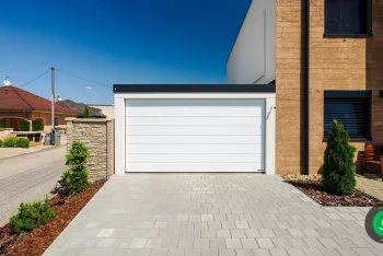 Garáž gardeon se širokou bílou bránou