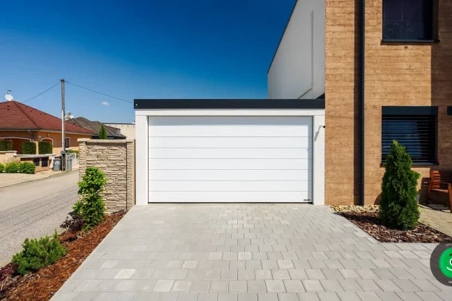 Garáž gardeon se širokou bílou bránou